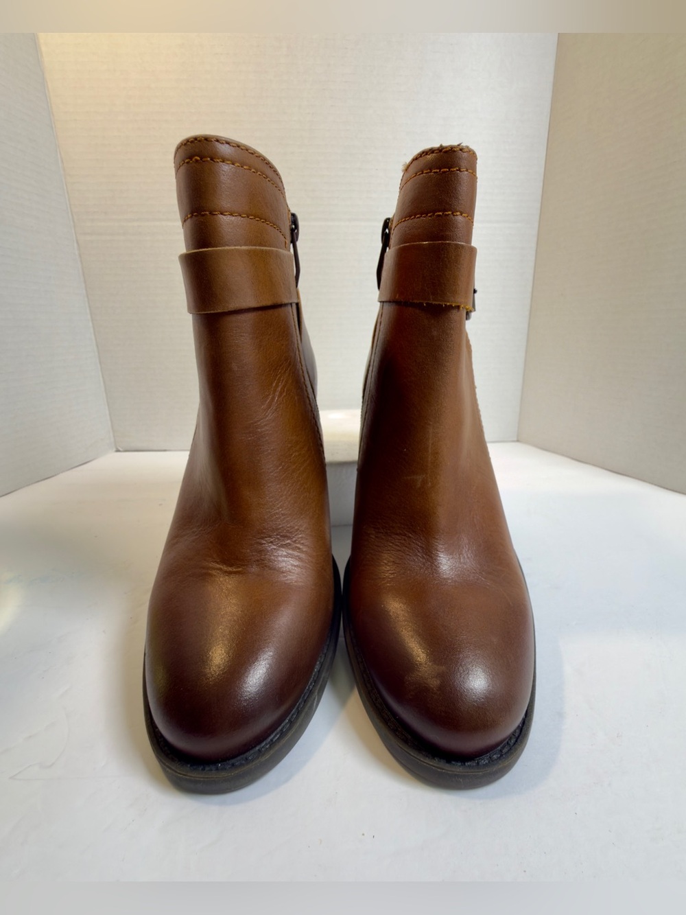 Vince Camuto women chukka boots in size 6.5